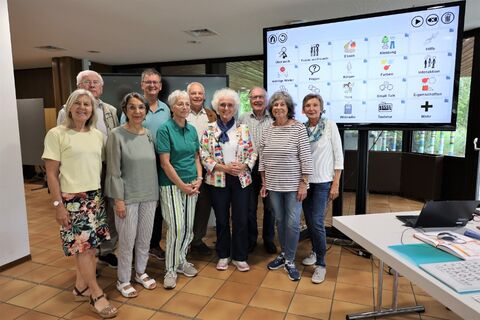 Um einige Einblicke und hilfreiche Informationen reicher ist die Gruppe Digitalisierung des Kreisseniorenrates nach ihrem Besuch im Hegau-Jugendwerk. Gabriele Schlicht-Steiner (re außen) brachte der Gruppe das Thema Unterstütze Kommunikation nahe. Bild: Andrea Jagode